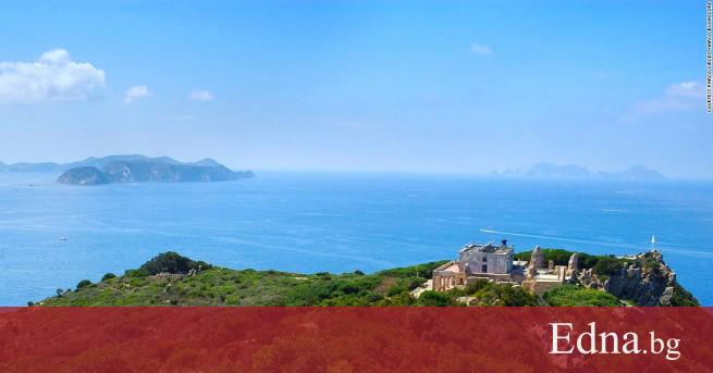 С невероятно море синьо небе и зеленина накъдето ти видят очите