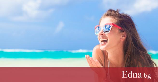 Слънчевите дни искрящата морска вода разходките по плажа и безбрежните