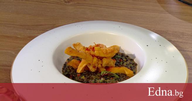 Предаването Hell 39 s Kitchen тече с пълна сила Двата отбора неуморно се