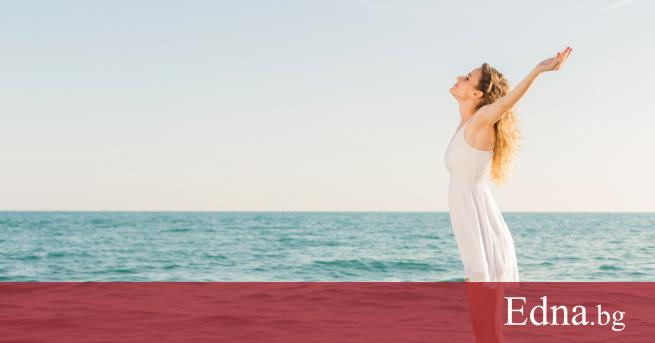 Стъпваш бавно по белия пясък а слънцето приятно затопля загорялата