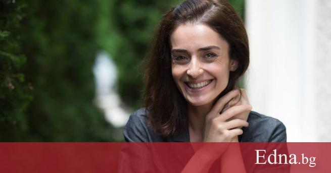 Тя носи в себе си една малка вселена и едно голямо