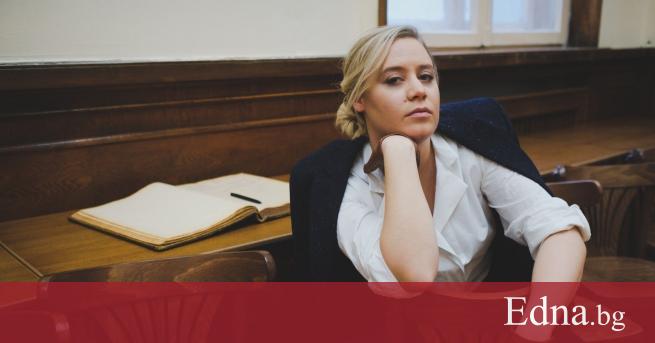 Във физическите и онлайн книжарници вече може да намерим новото