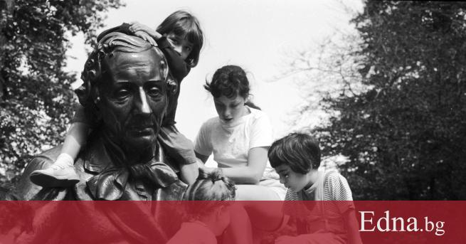 Датският писател и поет Ханс Кристиан Андерсен се ражда на