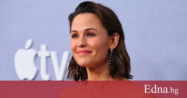 Actress Jennifer Garner’s Touching Gesture: Offering her Shoes to a Homeless Man