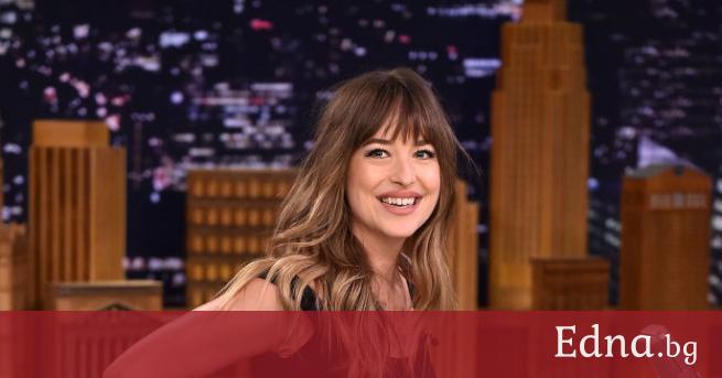 Ils sont ensemble ! Voir la bague de Dakota Johnson conçue par Chris Martin – la célèbre