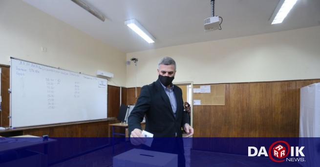 Служебният министър председател Стефан Янев гласува на балотажа на президентските избори