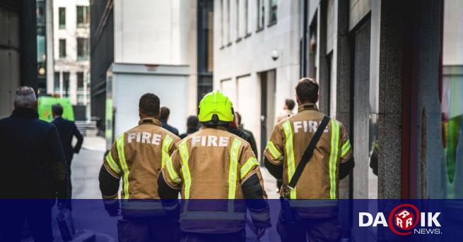 Лондонската противопожарна служба съобщи че шест коли и около 40