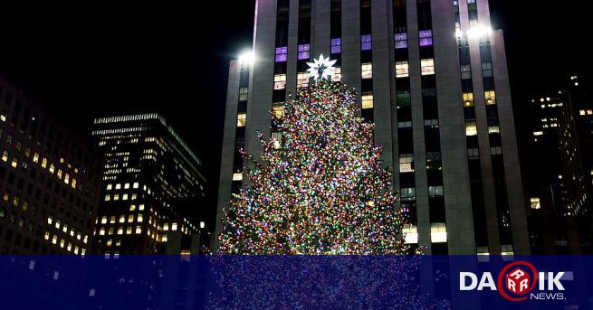 Светлините на коледното дърво в нюйоркския център Рокфелер официално бяха
