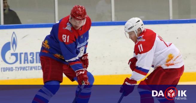 Беларуският лидер Александър Лукашенко се включи в хокеен мач докато