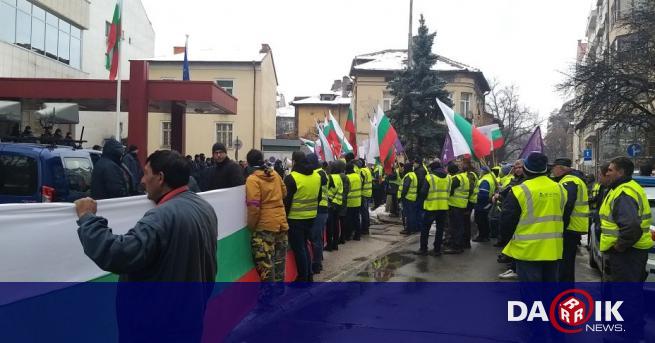 Работниците в Автомагистрали Черно море АД отново излязоха на протест пред