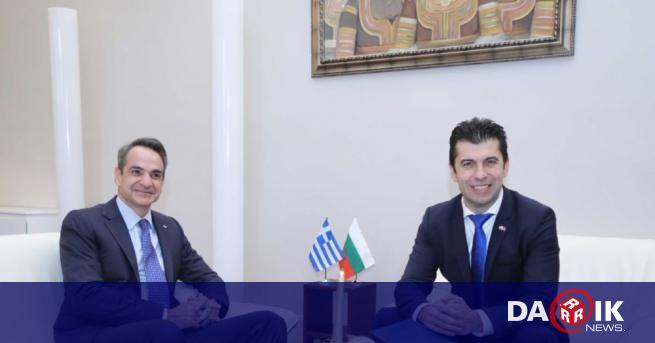 Премиерът Кирил Петков посрещна гръцкия си колега Кириакос Мицотакис, съобщи .