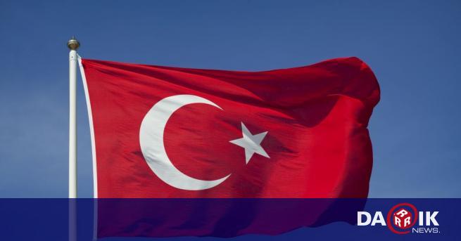 Колона от турски бронирани машини и военни камиони е преминала