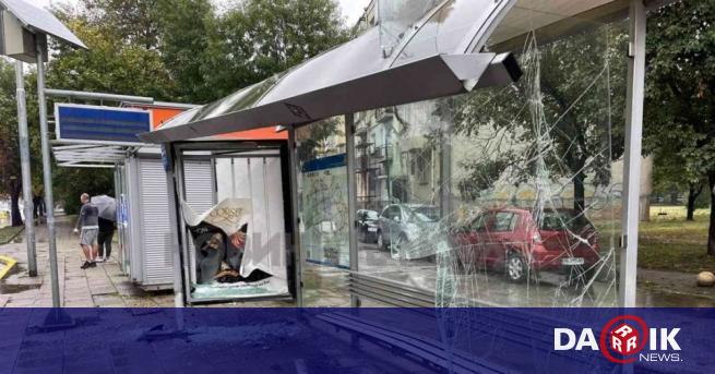 Автомобил се вряза в автобусна спирка в Пловдив Колата се