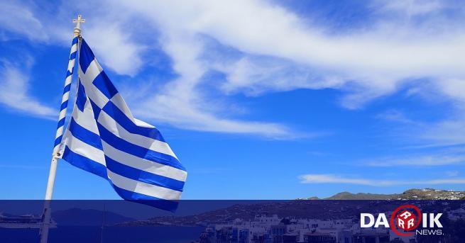 Най-голямото досега гръцко знаме беше издигнато на остров Санторини по