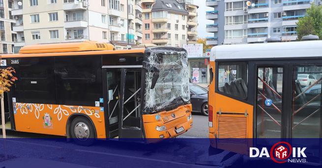 Два автобуса катастрофираха на бул. Тодор Каблешков в София, единият