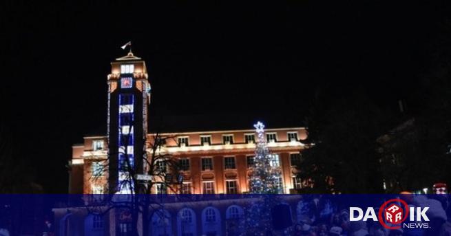 Коледната елха на Плевен ще грейне на 1 декември, съобщиха