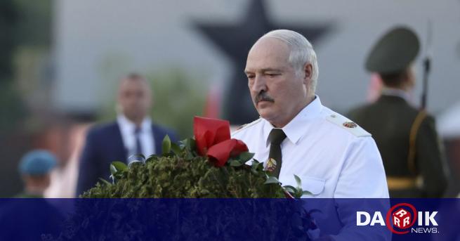 Мигранти поздравяват с аплодисменти президента на Беларус Александър Лукашенко, скупчени