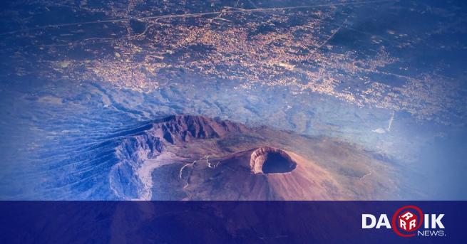 Вулканът Етна на италианския остров Сицилия изригна отново след година