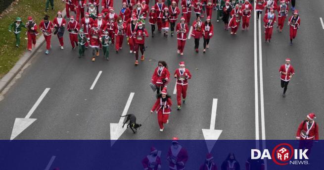 Хиляди хора облечени като Дядо Коледа участваха в благотворителна кампания