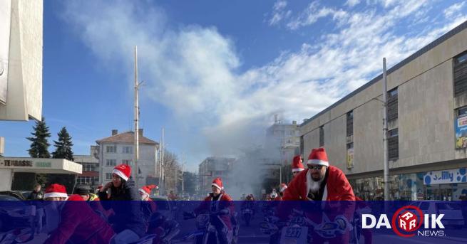 Стотици мотористи от Казанлък влязоха в одеждите на Дядо Коледа