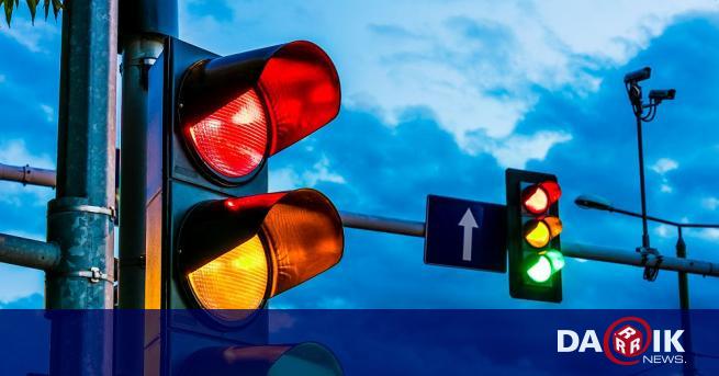 Край с предупредителното мигане на светофарите в София съобщи