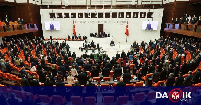 Депутати в парламента на Турция се сбиха по време на