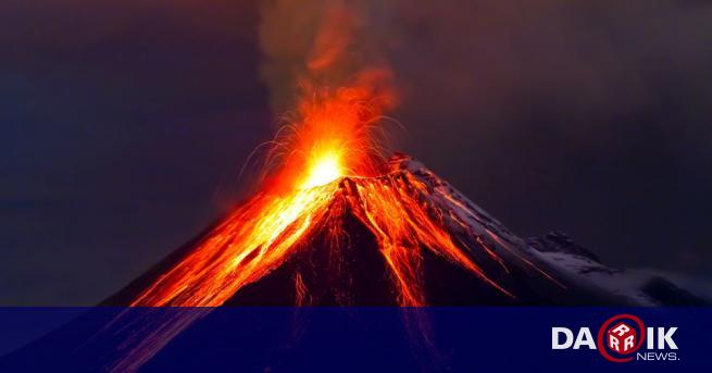 Потокът от лава, изригвана от вулкана на испанския остров Ла