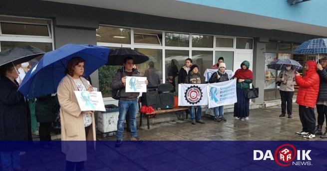 Медицински сестри от Бургас изязоха на протест пред Хирургическия корпус
