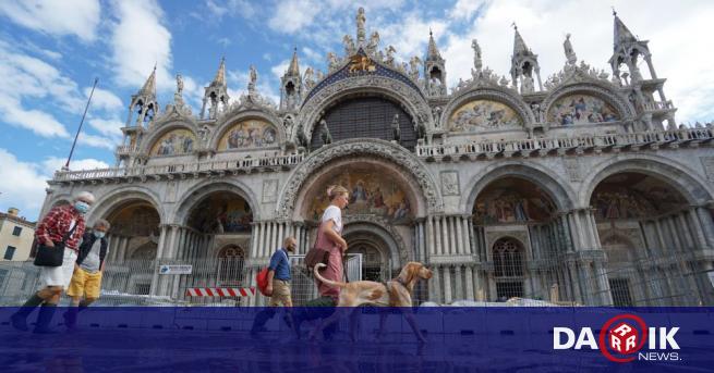Легендарният площад Сан Марко във Венеция отново е наводнен Хората