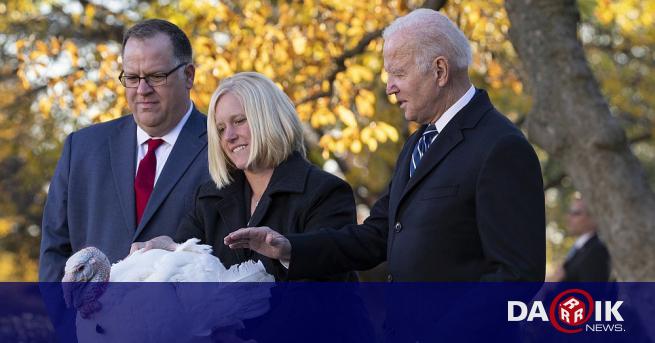 Американският президент Джо Байдън помилва две пуйки по случай Деня