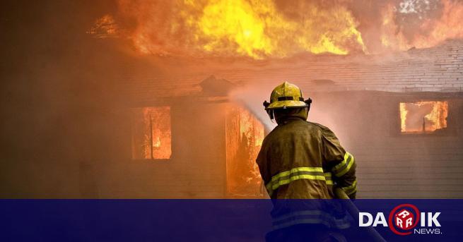 Пожарникарите от Благоевград, които спасиха хората ог горящия блок в
