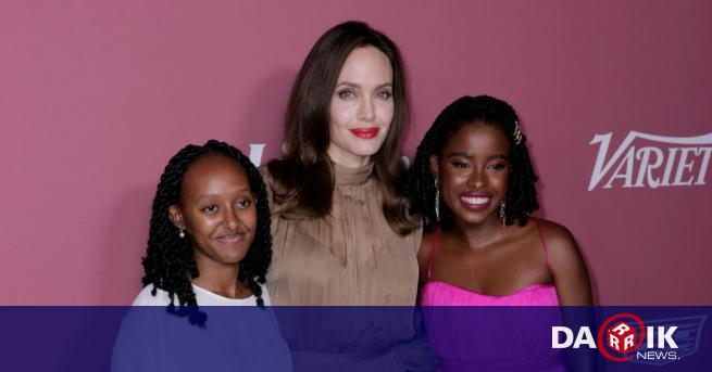 Анджелина Джоли дефилира под светлината на прожекторите в компанията дъщеря