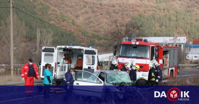 Тежка катастрофа между тир и кола край Благоевград: Жена е пострадала (СНИМКИ)