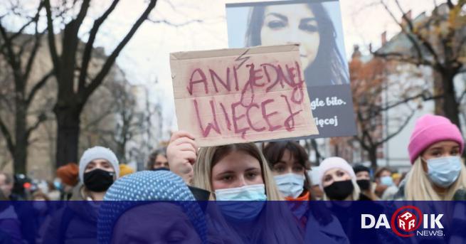 Хиляди поляци участваха в протести срещу въведените ограничения на абортите