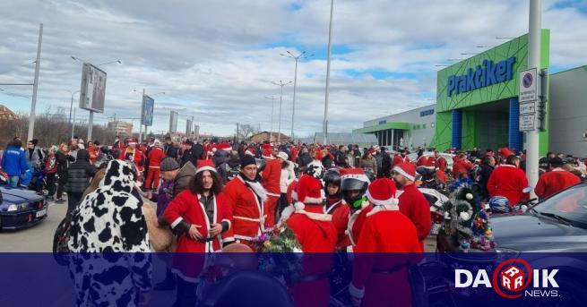 С шествие на мотористи, облечени в костюми на Дядо Коледа,