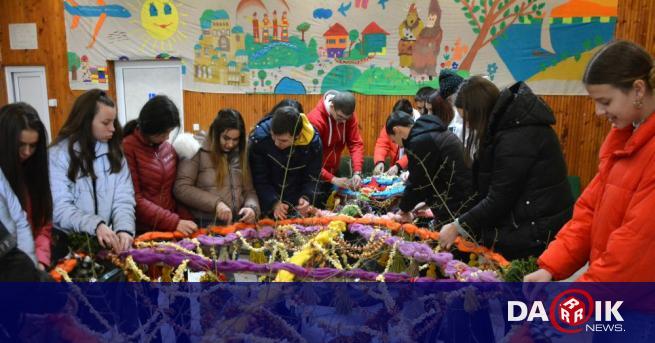Младите етнографи от школата при хасковски Младежки център издигнаха 8-метрова
