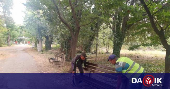 Община Бургас постави нови пейки и кошчета за отпадъци в