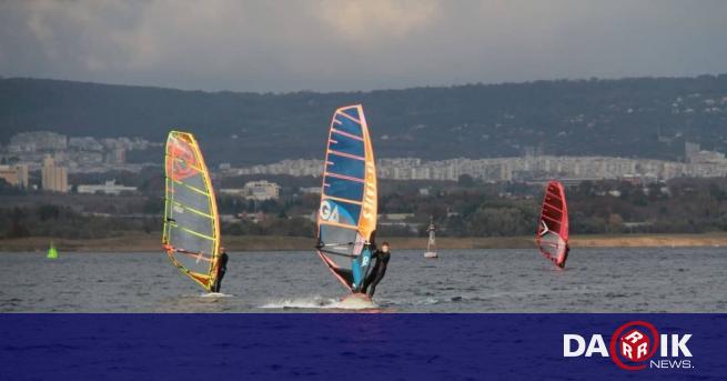 Закриха сезона на морските спортове във Варна с регата Есенни