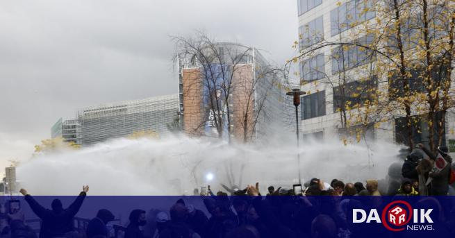 Белгийската полиция използва сълзотворен газ срещу протестиращите в Брюксел. В