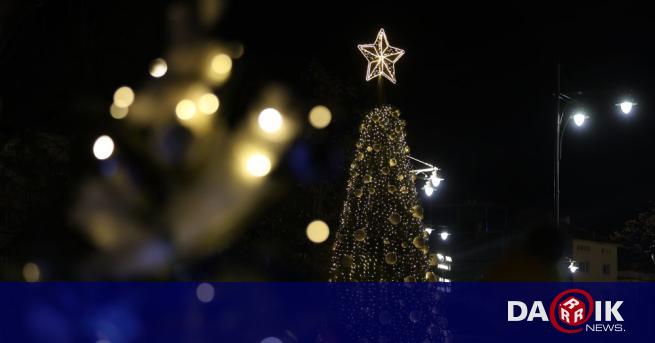 Le sapin de Noël de Sofia brille devant l’église “Saint Alexandre Nevski” (PHOTOS) – Sofia