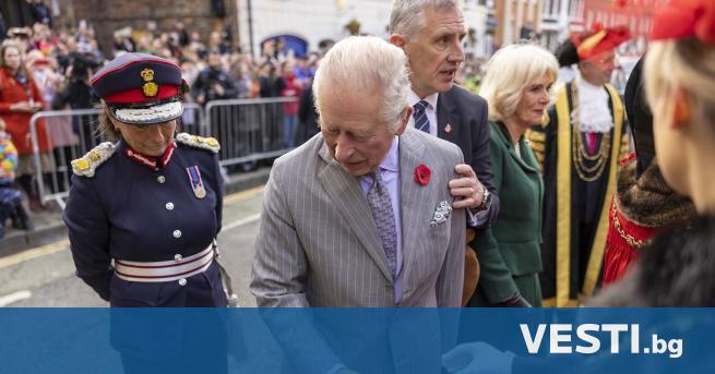 Британската полицията задържа мъж, който замерил с яйца британския крал