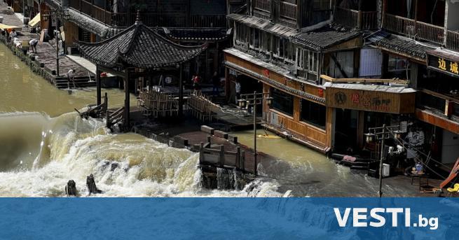 Най-малко 10 души загинаха при наводнение в централната китайска провинция