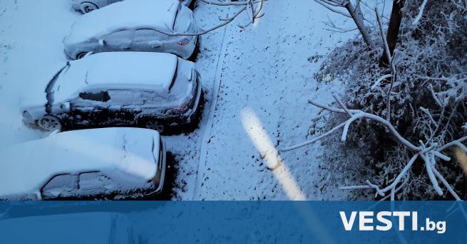 Днес столицата София осъмна покрита със сняг. Постепенно през деня