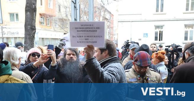 Десетки граждани и артисти се събраха на протест пред Министерството