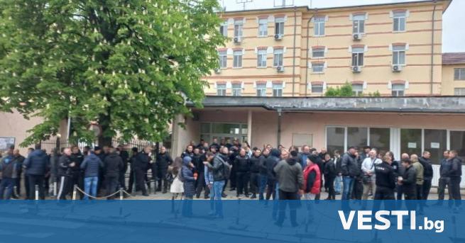 Надзиратели и служители на затвора в София излязоха на протест
