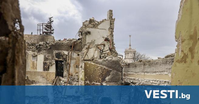Руските власти започнаха да разрушават развалините на театъра в Мариупол