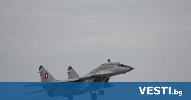 В7.45 ч. българско време днес дежурните изтребители МиГ-29 от авиобаза