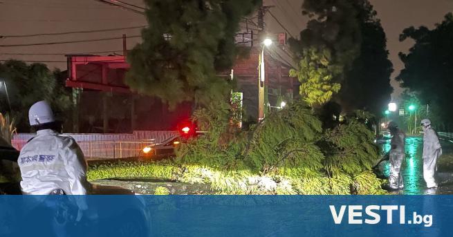 Мощен тайфун връхлетя югозападната част на Япония със силни валежи