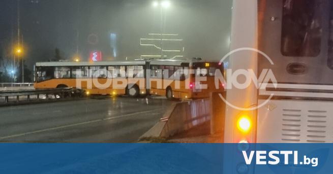 Автобус на градския транспорт катастрофира на булевард Цариградско шосе в