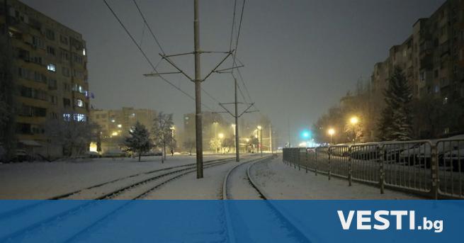 Над 110 снегопочистващи машини извършваха обработки в София във връзка